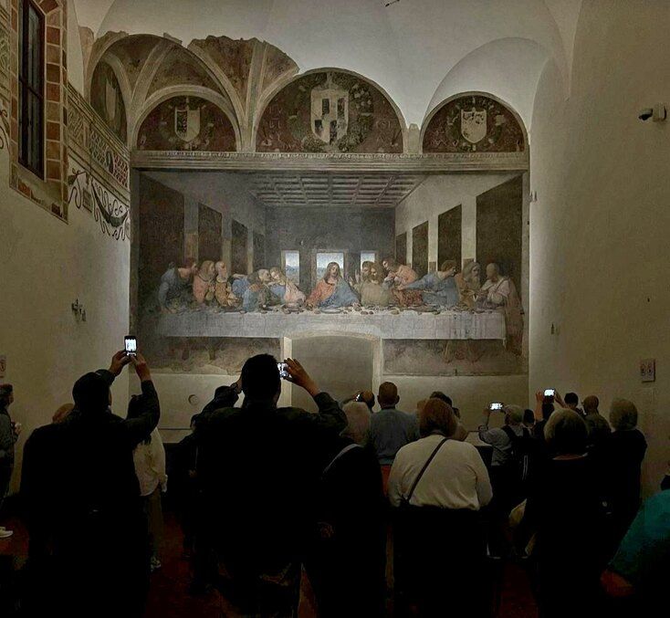 Visitantes observando la Última Cena de Leonardo da Vinci