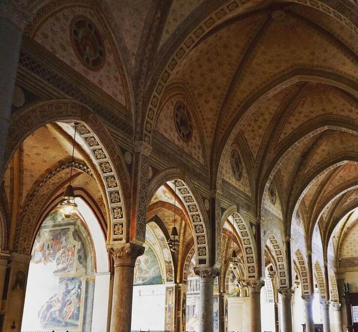 Fachada y entorno del convento de Santa Maria delle Grazie en Milán