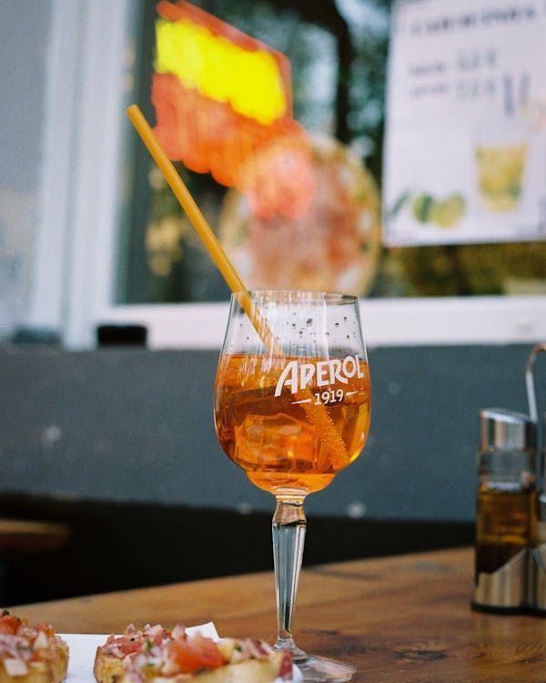 Comida y aperitivo tradicional en Navigli, Milán