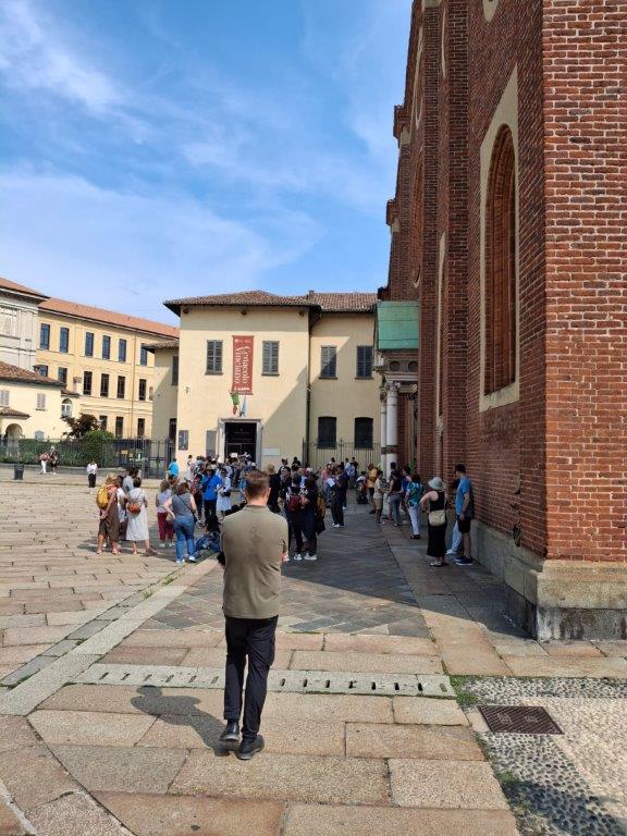Plaza de Santa Maria delle Grazie en Milán antes de acceder a La Última Cena