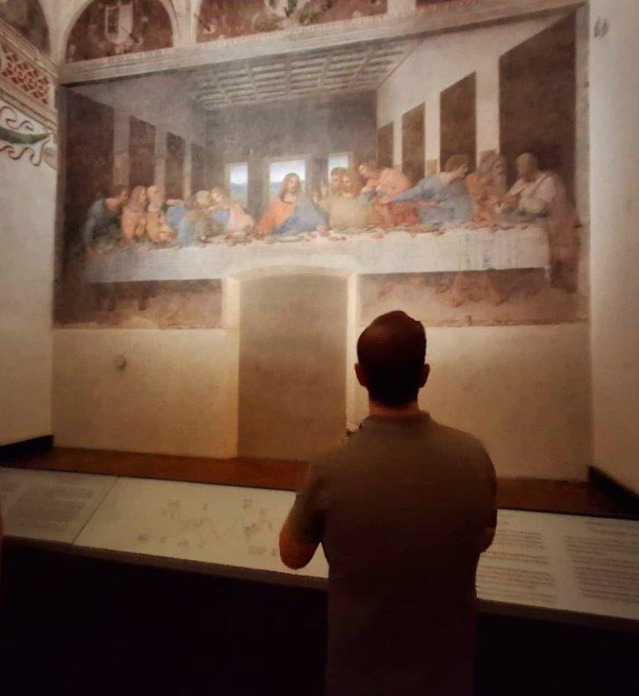 Grupo reducido de visitantes observando La Última Cena de Leonardo en Milán