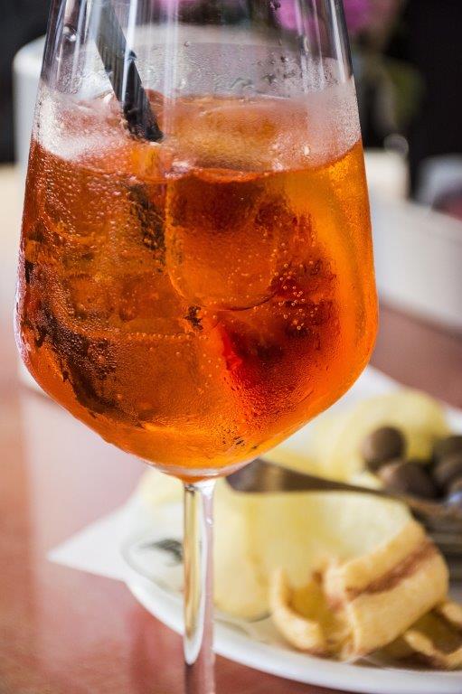 Aperitivo con spritz en el barrio de Navigli en Milán