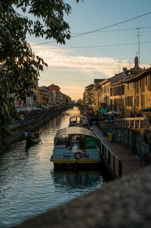 Naviglio Grande en Milán con barcos, terrazas y puentes
